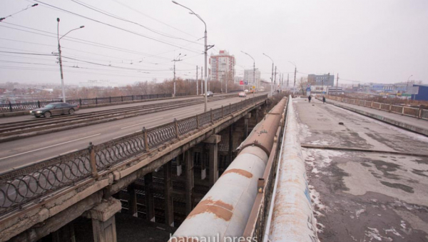 Дату закрытия моста назвали власти Барнаула. До этого на две недели перекроют движение по Ленина