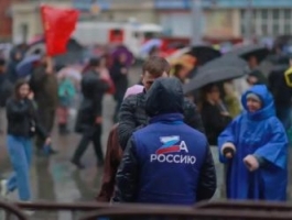 В Бийске во время патриотического концерта сдуло сцену