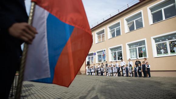 В школах будут включать гимн и поднимать флаг