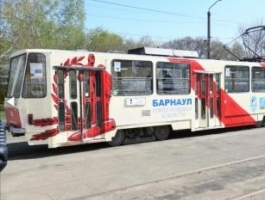 В Барнауле появился трамвай с надписью «Город трудовой доблести»