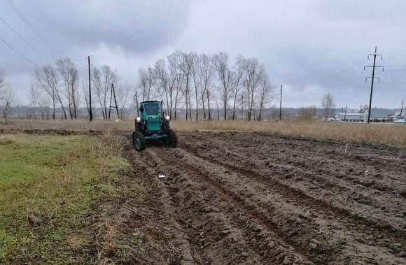 В пригородных посёлках Барнаула создают противопожарные полосы