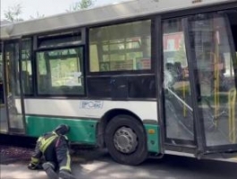 Водитель барнаульского автобуса потерял сознание и врезался