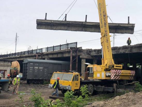 На мосту у Нового рынка в Барнауле убирают балки и трубы