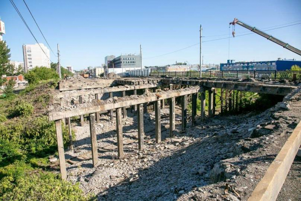 В Барнауле на мосту у Нового рынка убрали значительную часть балок