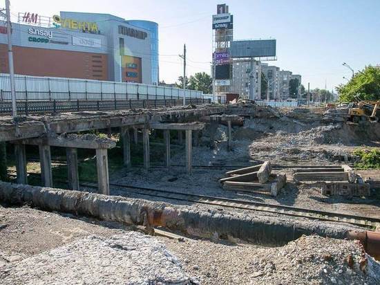 В Барнауле на мосту у Нового рынка убрали значительную часть балок