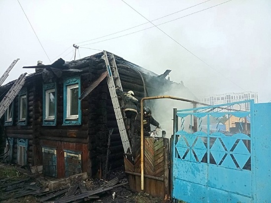 В Барнауле пожарные успели вынести газовый баллон из горящего дома