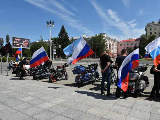 В Барнауле прошли мотопробег и торжественное построение войск