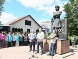 В день рождения Пушкина барнаульцы читали стихи поэта на улице