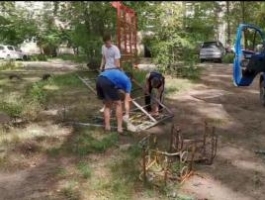 В Рубцовске недовольные детскими визгами люди снесли детскую площадку