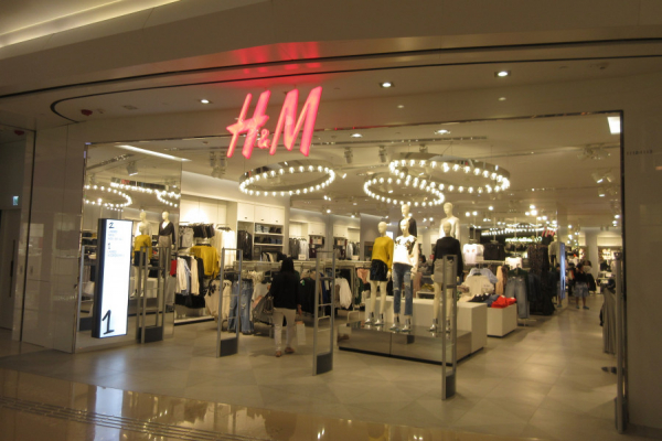 До свидания, H&M. Почему известный бренд уходит из России, и пройдут ли прощальные распродажи в Барнауле