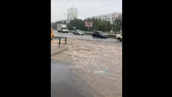 «Глубина до двух метров». Барнаулец снял вблизи бурный поток на ул. Попова, который унес ребенка