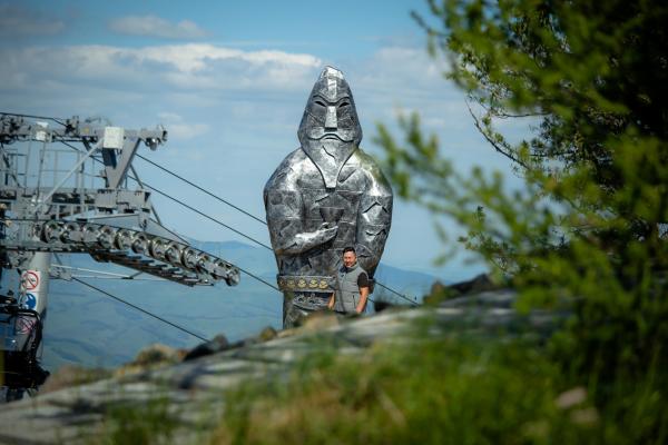 На горе Малая Синюха, на высоте 1240 метров появился Хранитель Алтая