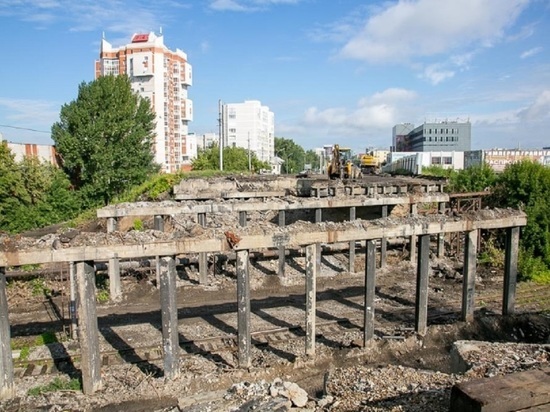 На мосту в районе Нового рынка в Барнауле установили опоры для теплосети