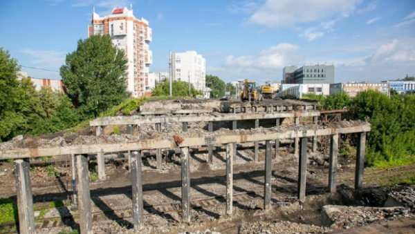 Опоры теплосети окончательно установили на строящемся мосту в Барнауле