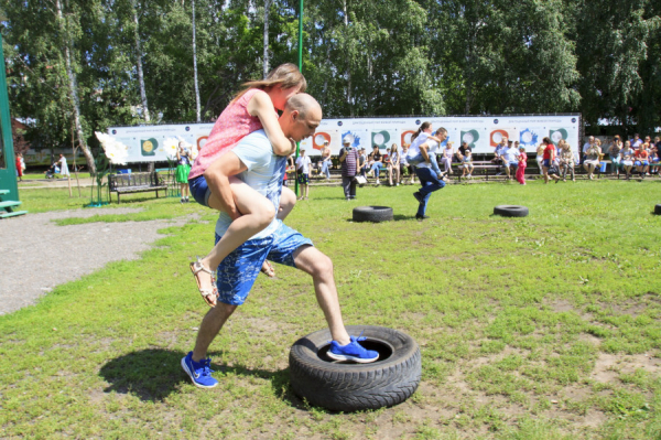 Своя ноша не тянет. Чемпионат по переносу жен прошел в Барнауле