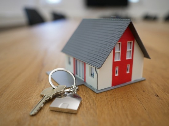 В Барнауле продают коттедж с витражными окнами в зимнем саду