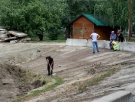 Как идет восстановление пруда в парке Изумрудный