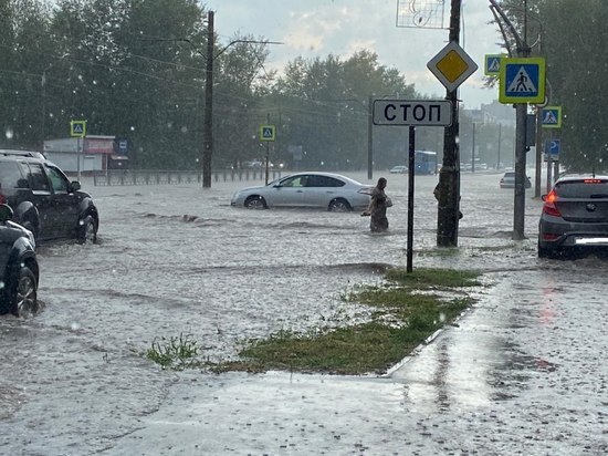 Люди плавают в лодке по улицам алтайского села после дождя