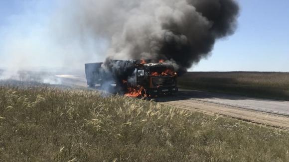 На алтайской трассе загорелась фура с зерном