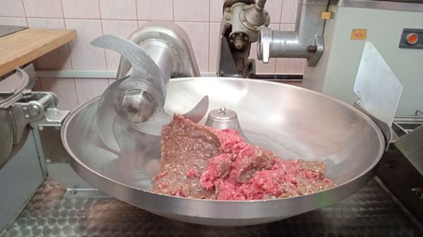 Погладьте фарш. Алтайский технолог рассказал, почему не покупает мясо в магазинах и как готовят самую известную колбасу