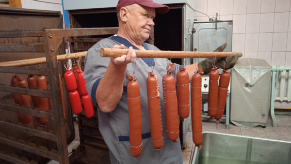 Погладьте фарш. Алтайский технолог рассказал, почему не покупает мясо в магазинах и как готовят самую известную колбасу