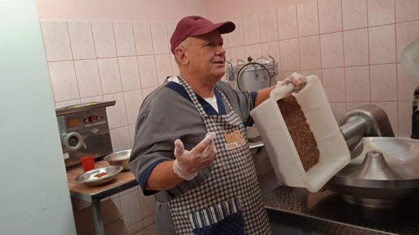 Погладьте фарш. Алтайский технолог рассказал, почему не покупает мясо в магазинах и как готовят самую известную колбасу