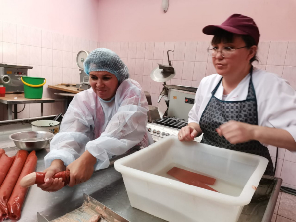 Погладьте фарш. Алтайский технолог рассказал, почему не покупает мясо в магазинах и как готовят самую известную колбасу