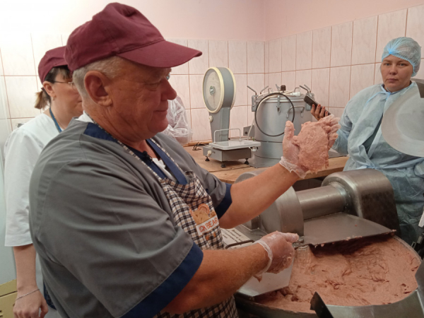 Погладьте фарш. Алтайский технолог рассказал, почему не покупает мясо в магазинах и как готовят самую известную колбасу