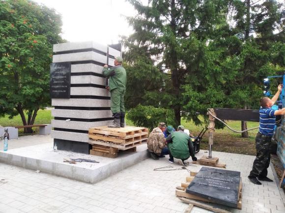 В Барнауле на проспекте Строителей установили вторую часть памятника строителям