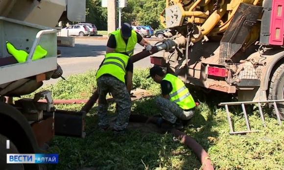 В Барнауле на улице Попова начали чистить ливневку