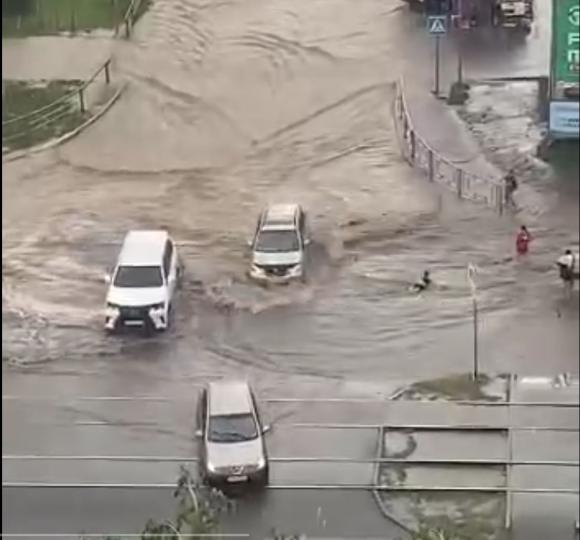 В Барнауле нашли ребенка, которого понесло течением на улице Попова во время ливня