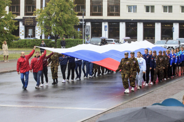 В Барнауле прошло торжественное построение в честь Дня государственного флага. Фоторепортаж altapress.ru