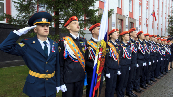 В Барнауле прошло торжественное построение в честь Дня государственного флага. Фоторепортаж altapress.ru