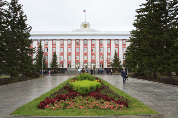 В Барнауле прошло торжественное построение в честь Дня государственного флага. Фоторепортаж altapress.ru