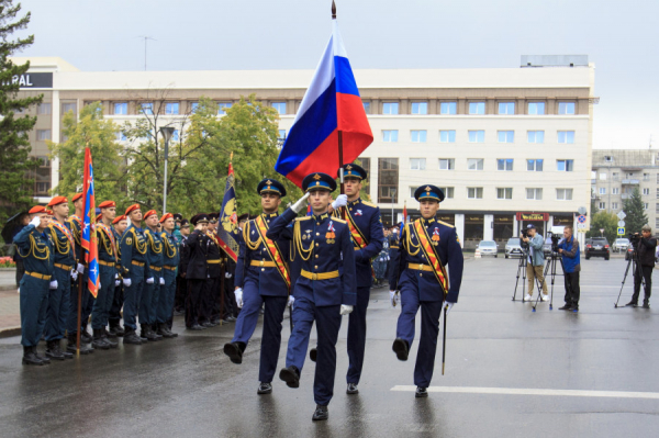 В Барнауле прошло торжественное построение в честь Дня государственного флага. Фоторепортаж altapress.ru