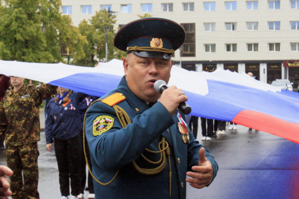 В Барнауле прошло торжественное построение в честь Дня государственного флага. Фоторепортаж altapress.ru