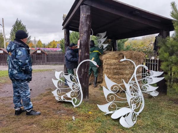 Лебеди с моста на Ленина переехали в зоопарк