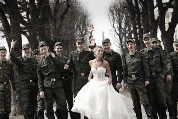Мобилизованные мужчины срочно женятся