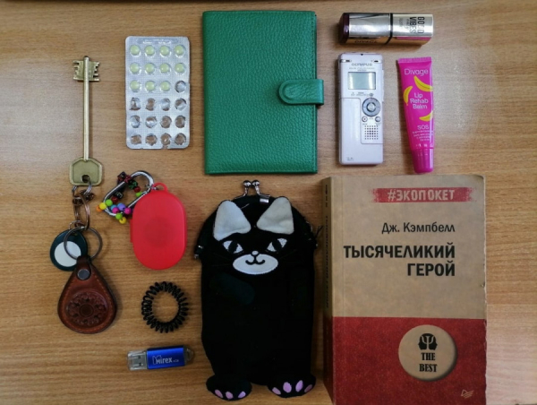Паспорт, деньги, два диктофона. Журналисты altapress.ru показывают, что хранят в своих сумках