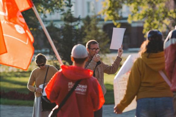 В Барнауле прошел митинг против строительства небоскребов на Речном