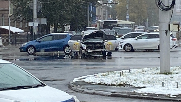 Маршрутка столкнулась с легковушкой в Барнауле