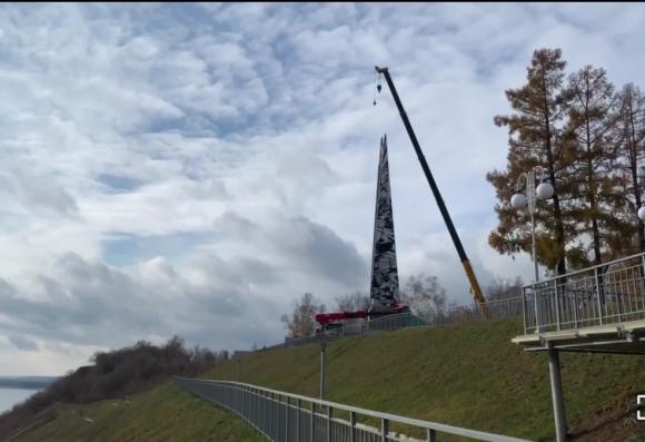 В Нагорном парке только что  установили стелу «Город трудовой доблести»