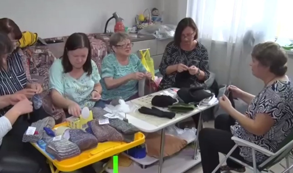 Носки и варежки для военнослужащих сотнями вяжут жители Алтая