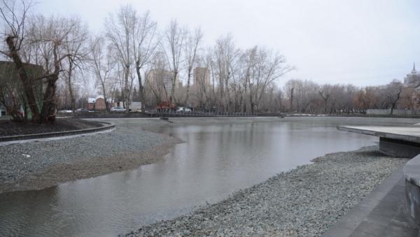 Почти Байкал. В Барнауле пруд в парке «Изумрудный» заполняют водой — фоторепортаж altapress.ru