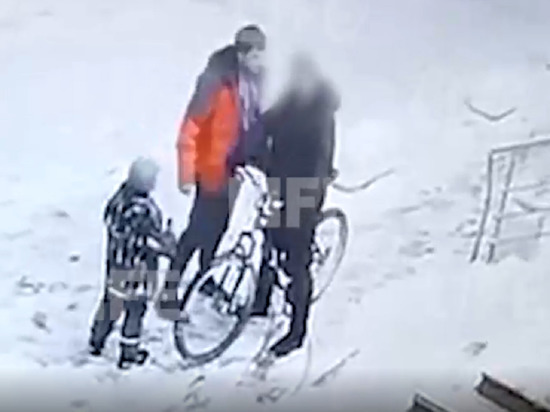 В Барнауле горе-отец избил инвалида на глазах у ребенка
