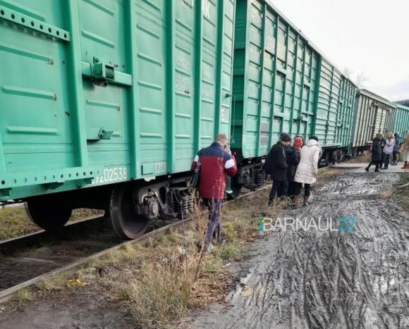 В РЖД прокомментировали ситуацию на переходе у моста на Новом рынке