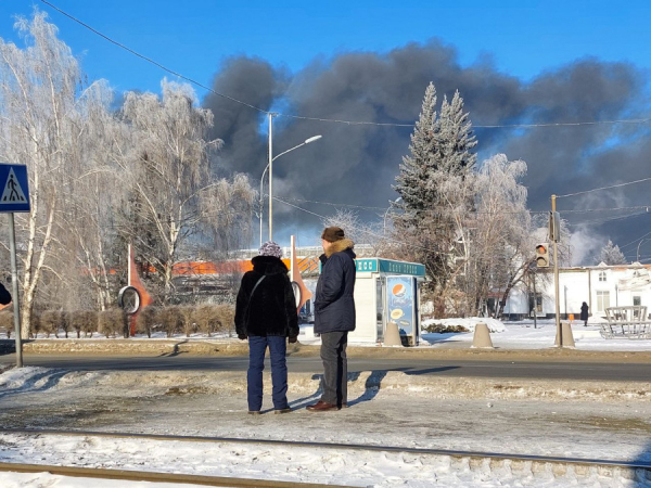 Дым стеной. Крупнейший пожар на барнаульском предприятии тушили 110 человек и поезд — фоторепортаж altapress.ru