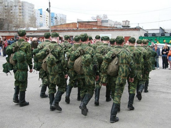 На барнаульском вокзале с оркестром встретили бойцов, вернувшихся с СВО