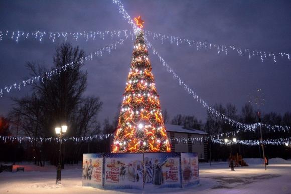 На площади Мира открылся снежный городок