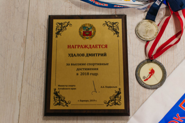 «Ногу мою держи». Жизнь барнаульского футболиста, который на концерте Билана снял протез и зажигал на одной левой